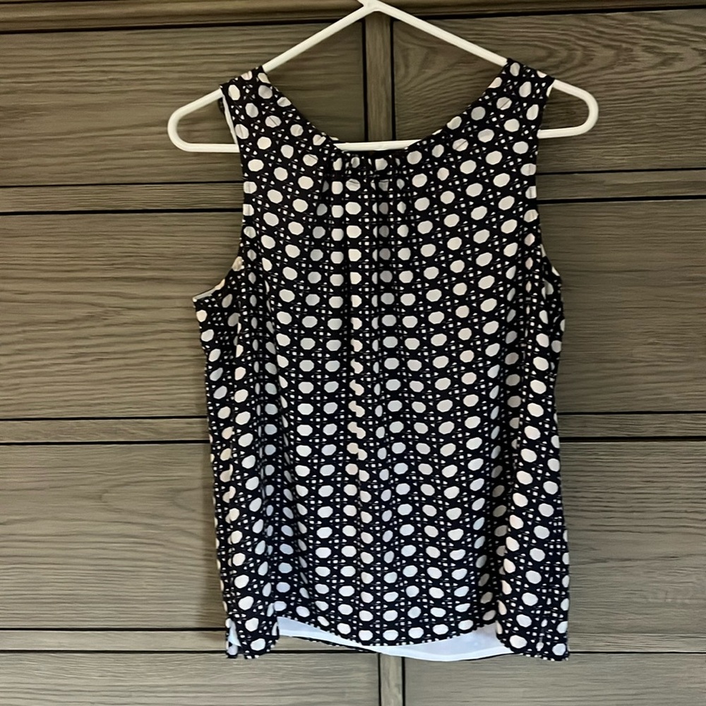 Vineyard Vine’s 100% silk adjustable neckline tie in back summer top. size 10